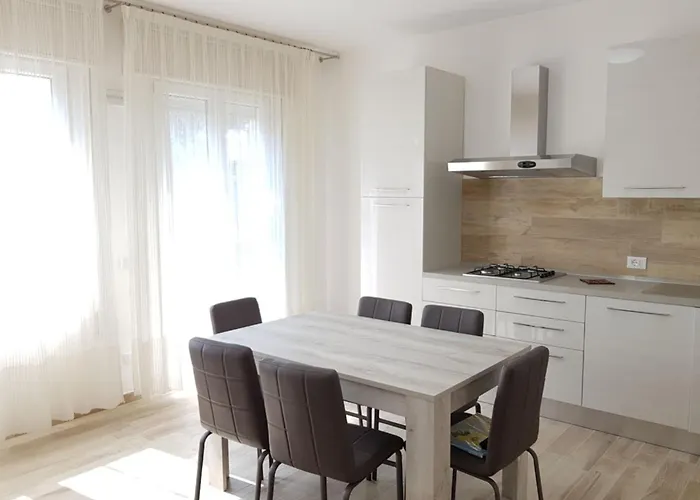 Nyaraló Dalila Rosolina